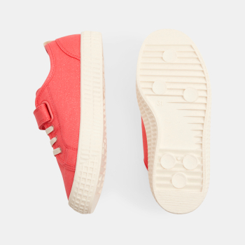 حذاء رياضي برقبة منخفضة من القماش اللامع باللون الوردي للفتيات